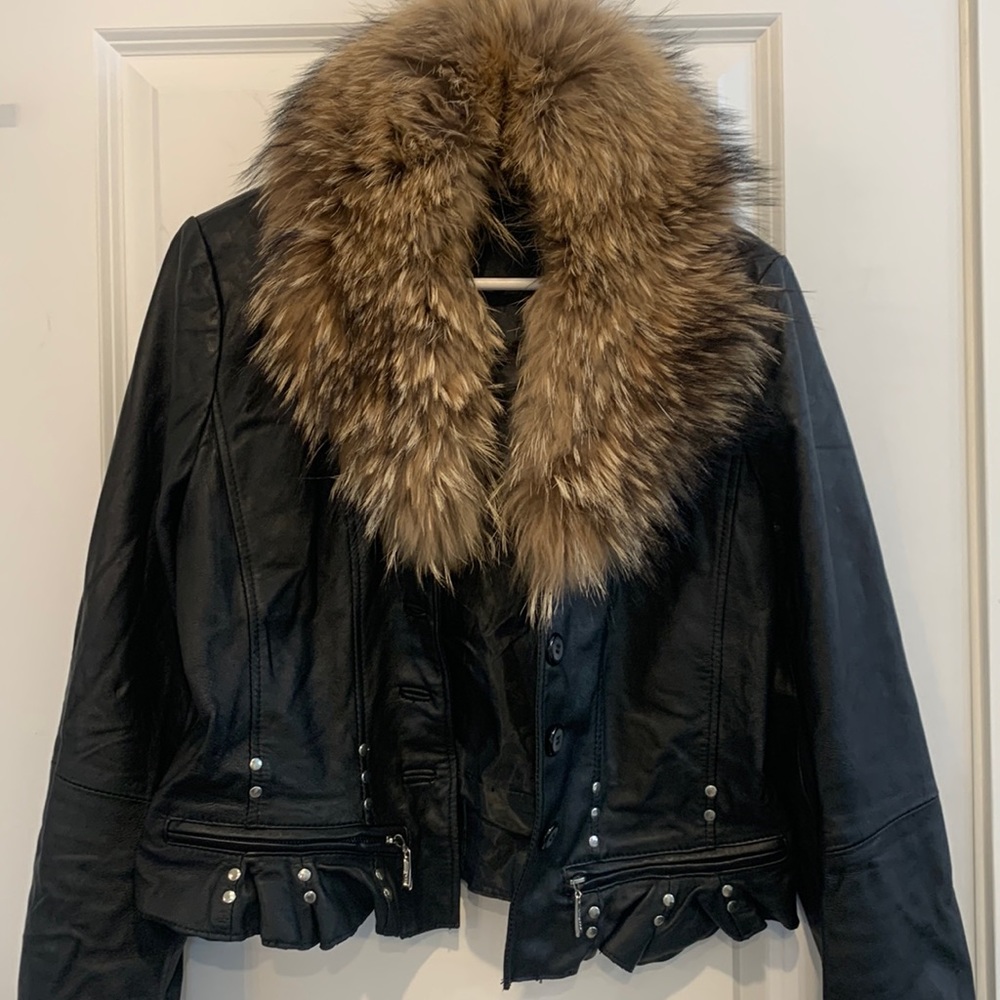 Elegant Black Leather Jacket with real Fur Collar